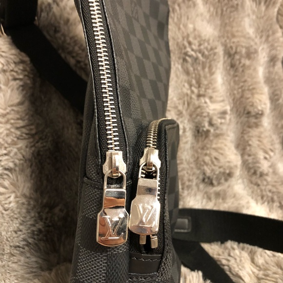 LOUIS VUITTON AVENUE SLINGBAG 10/10 CONDITION - Picture 7 of 10